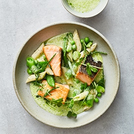 Zalm met dille saus, groene groenten en penne Zalm met dille saus, groene groenten en penne